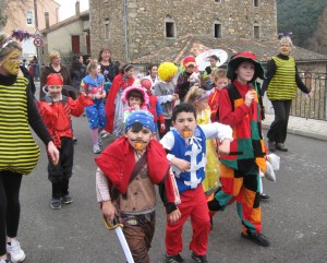 DÉFILÉ COLORÉ ET BRUYANT POUR FÊTER MONSIEUR CARNAVAL