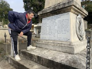 Les plaques du monument aux morts restaurées par une Saint-Jeannaise